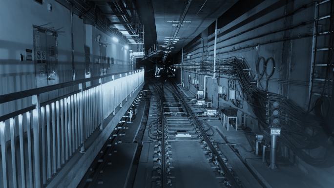 从高速穿过隧道的火车向前看/中国深圳