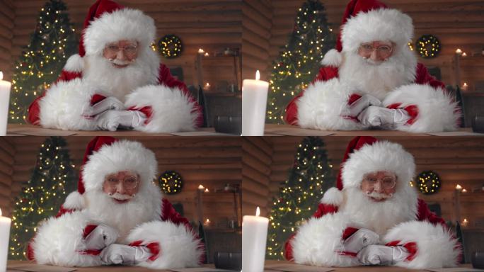 圣诞老人在神奇的灯光下讲述故事，他面前是蜡烛，背景是圣诞树