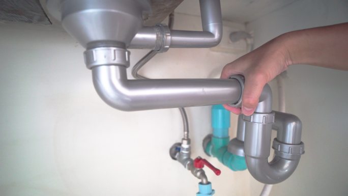 帮手：修复厨房排水系统的问题