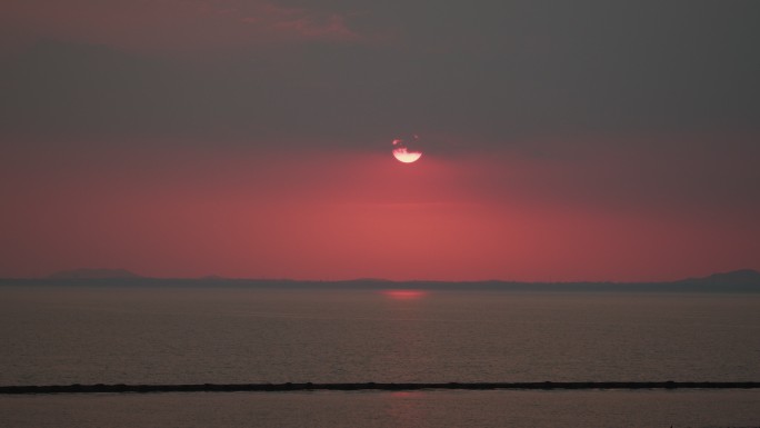 夕阳倒映在江面