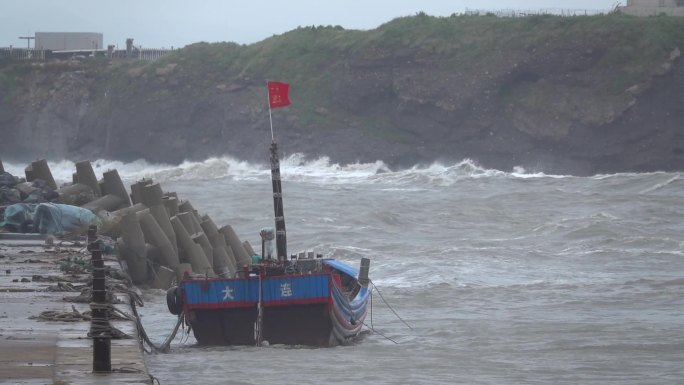 台风来了 港里的渔船在风中摇曳