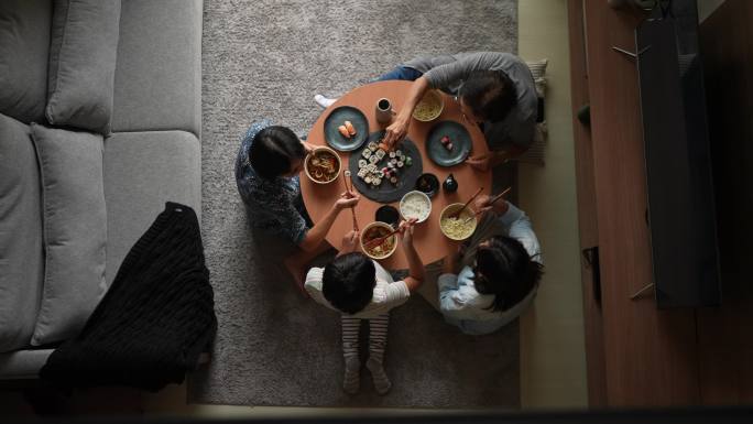 家庭在家吃日本食物的高视角