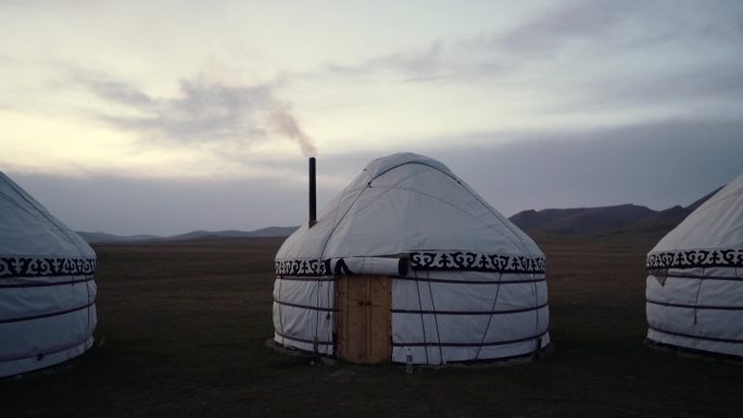 吉尔吉斯斯坦松库尔湖附近的蒙古包风景