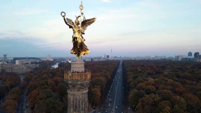 柏林的胜利之柱，秋天的天空