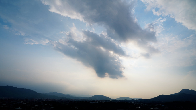 小镇乡村远山天空乌云太阳光芒丁达尔耶稣光