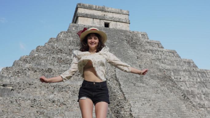 一名妇女在墨西哥奇琴伊察金字塔附近跳跃