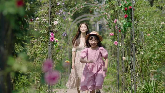 妈妈跟女儿在万花丛中开心地奔跑