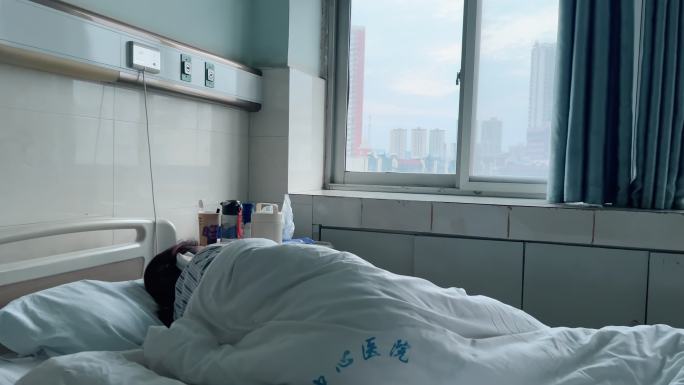 4K一位女性病人在病房病床躺着看窗外
