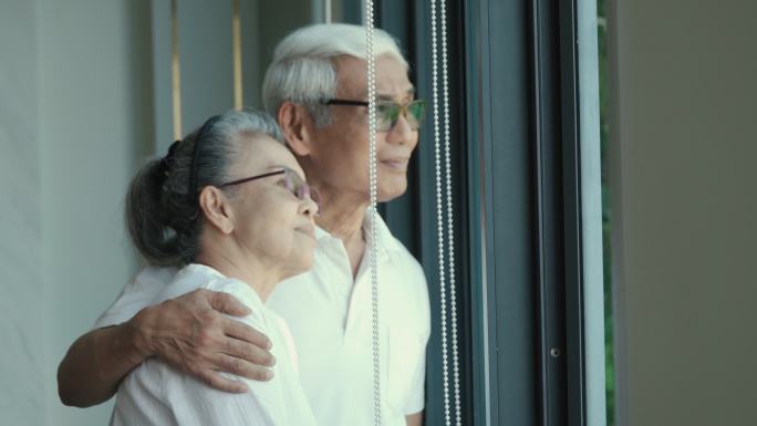 一对老年夫妇在家享受时光的4k视频片段，拥抱、微笑、福利退休夫妇肖像概念