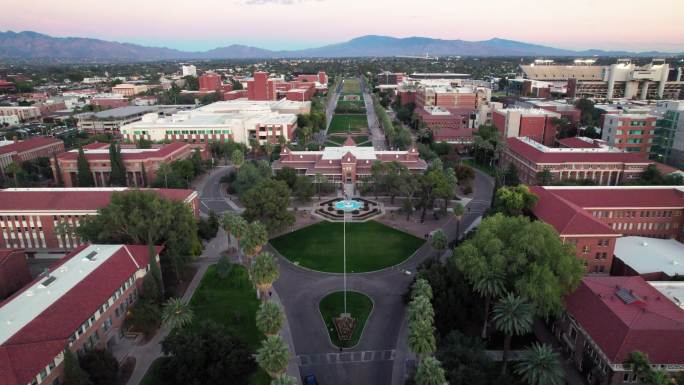 日落时亚利桑那州图森市亚利桑那大学的无人机视图