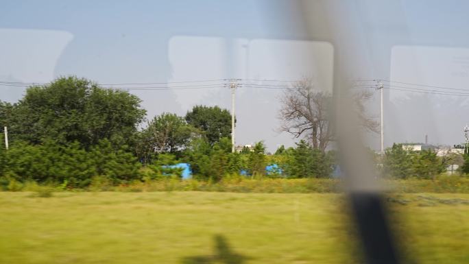 火车行驶窗外风景田野