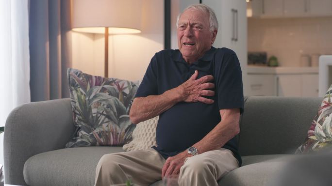 一名老人在家中心脏病发作的4k视频片段