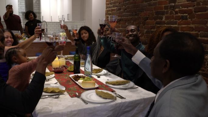 大型非裔美国家庭感恩节和圣诞节晚餐派对
