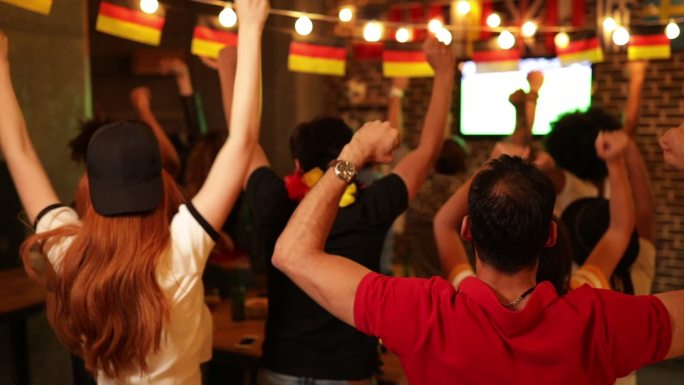 球迷们在欢呼酒吧看足球比赛德国