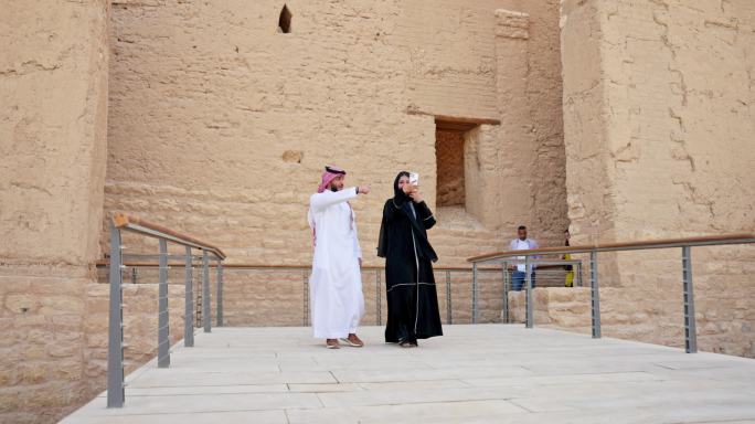 沙特游客参观图拉伊夫露天博物馆