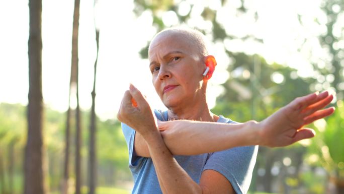 癌症患者妇女光头女性化疗拉伸晨练