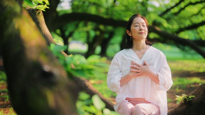 在大自然中冥想的女人