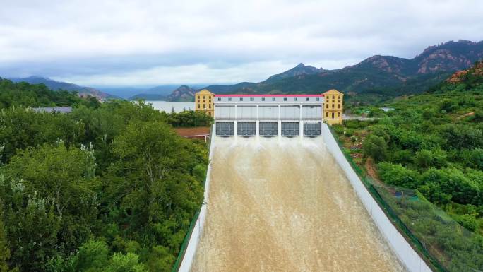 青岛崂山北九水 崂山水库放水