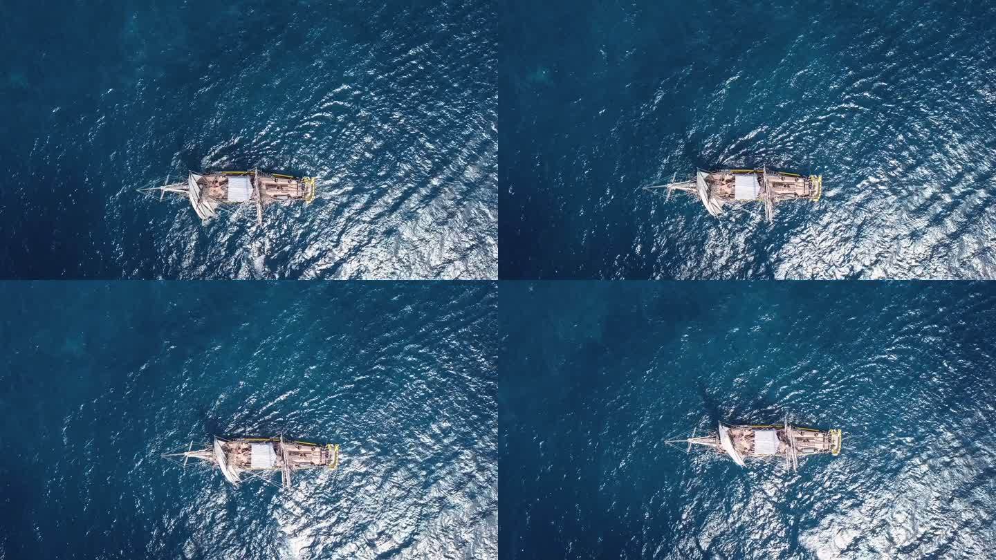 蓝色水面上一艘古代帆船的鸟瞰图