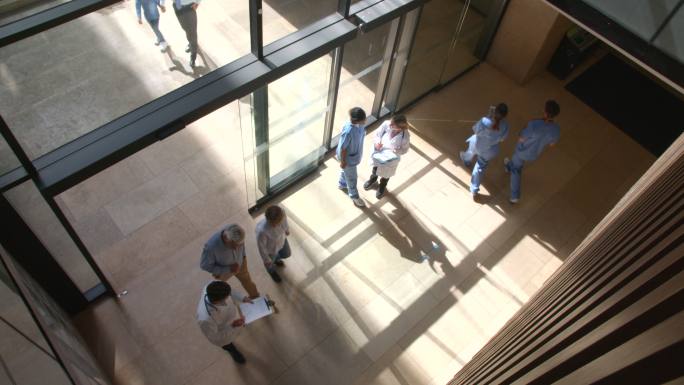 拉丁美洲医生和患者在繁忙的一天进出医院大楼