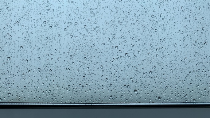 下雨玻璃雨珠下雨窗户 玻璃水珠滑落