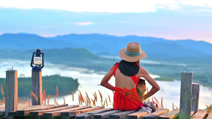 幸福之山美丽粉晶美女与狗美女旅游