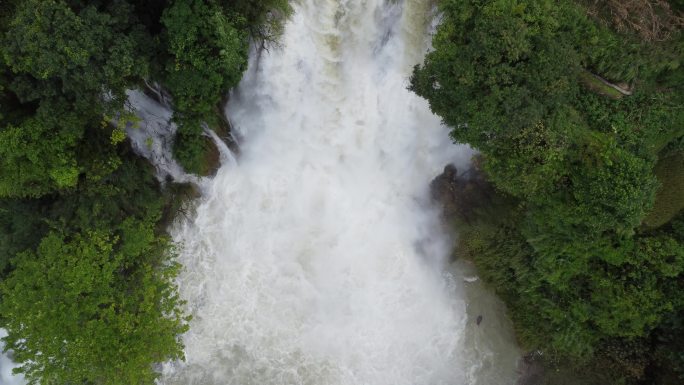 俯拍震撼奇观瀑布水流湍急的三腊瀑布航拍