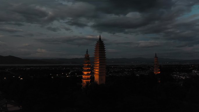 夜晚的大理三塔