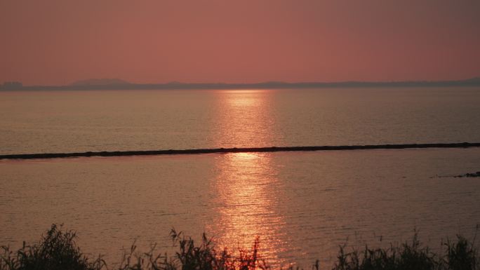 画面映照着夕阳