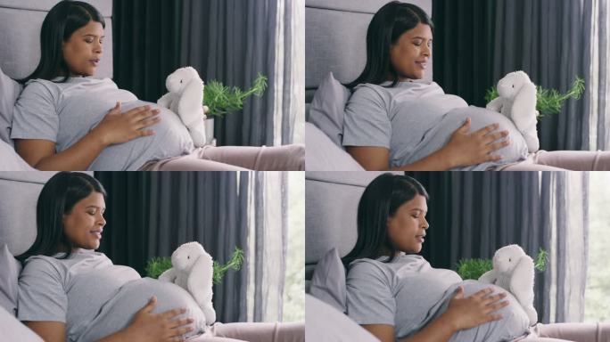 一名年轻孕妇在家里向玩具介绍自己的婴儿肿块的4k视频片段
