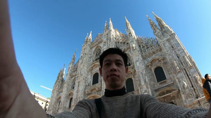 旅行者：在米兰大教堂前，从个人角度拍摄照片