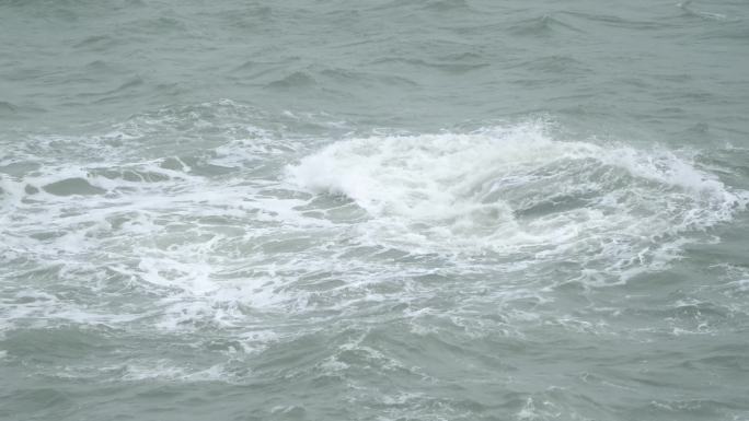 威海猫头山阴天海浪拍打海岸礁石
