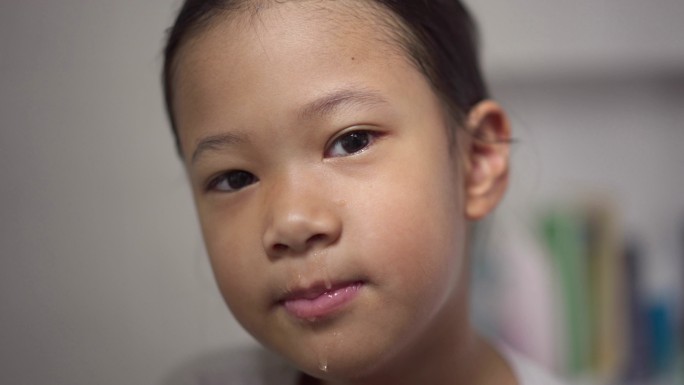 亚洲小女孩在浴室里做鼻腔冲洗清洁。过敏症状