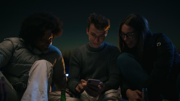 年轻人晚上使用手机