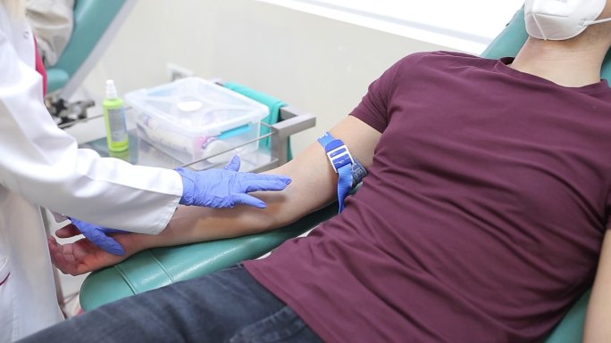 年轻人在血库献血爱心活动捐献血型视频素材