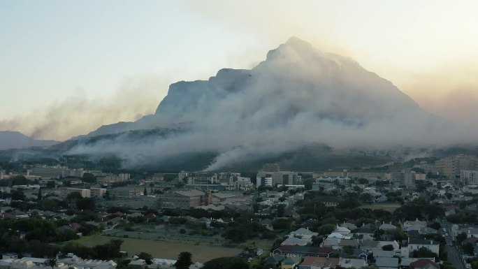 4k视频无人机拍摄的一座山着火并被烟雾笼罩
