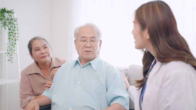 亚洲护士或医生在家中向老年妇女和老年男子解释治疗。