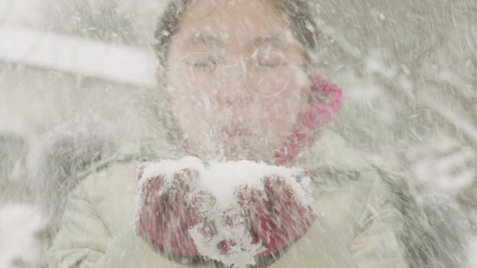 斯洛莫女孩吹雪到空中