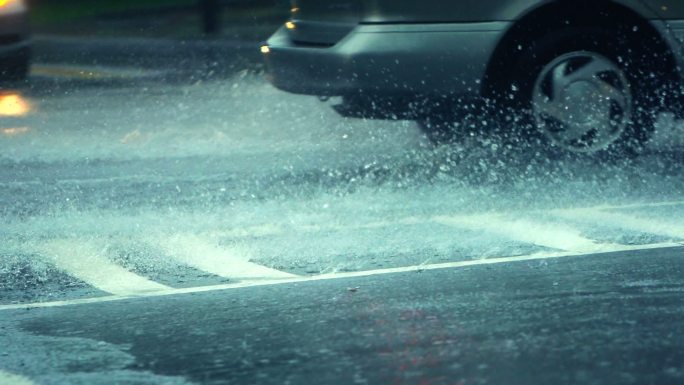 雨中的交通水面滴答落雨