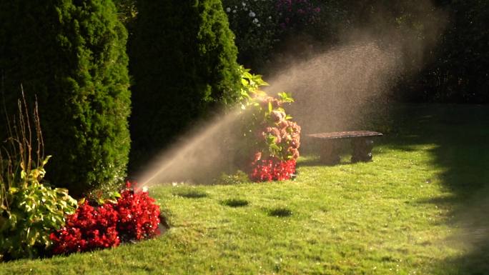 自动喷水系统给草坪浇水