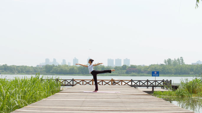 4K-美女公园湖边练瑜伽健身