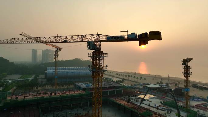 海边建筑工地工人施工塔吊日出日落