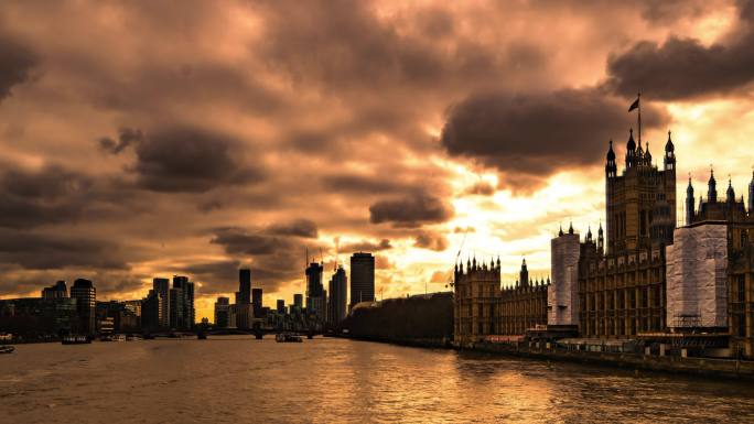 伦敦，议会大厦和大本钟在云层中流逝。