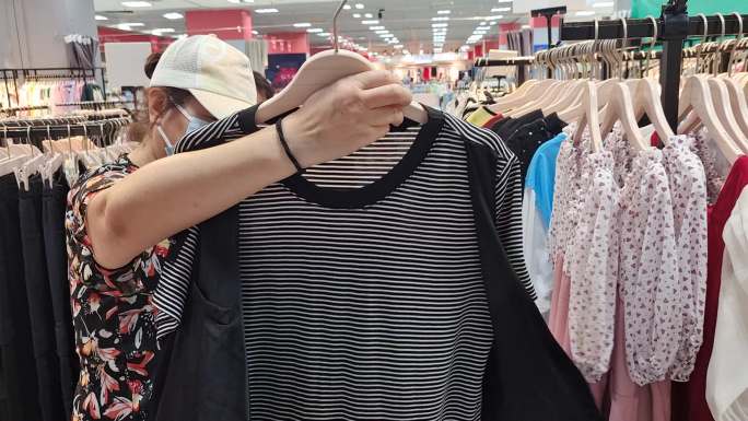 中年妇女购物买衣服