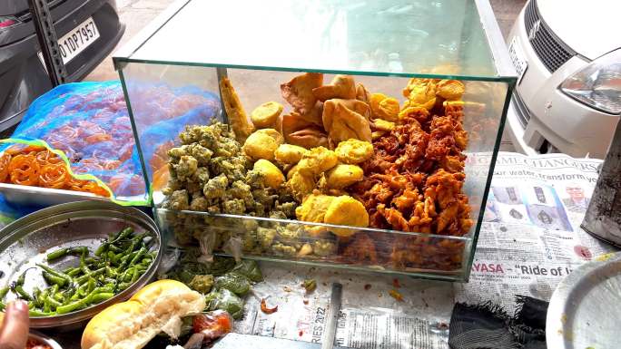 新鲜制作的孟买vada pav加香料酸辣酱
