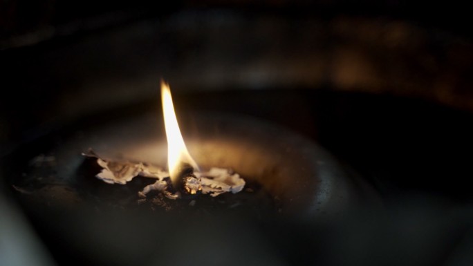 特写4K圣火在泰国佛教寺庙的油灯和蜡烛上燃烧佛教徒崇拜。