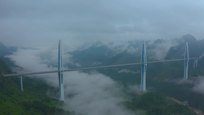航拍云雾中的平塘特大桥