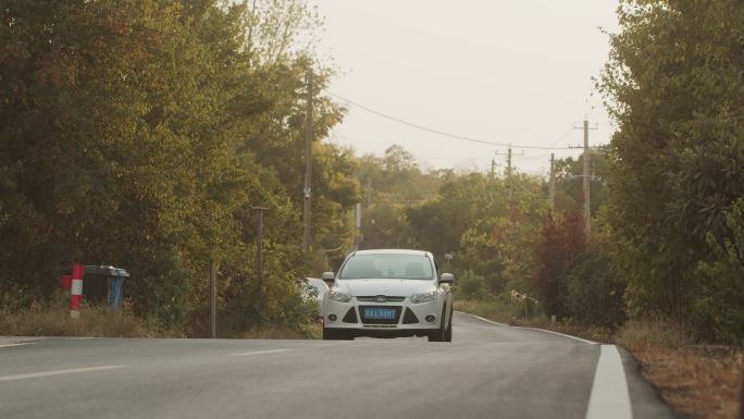 山区道路上的车流