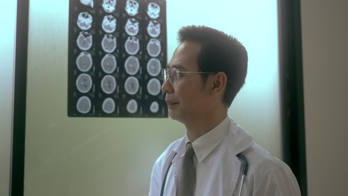 医生用X光片来教医学生。