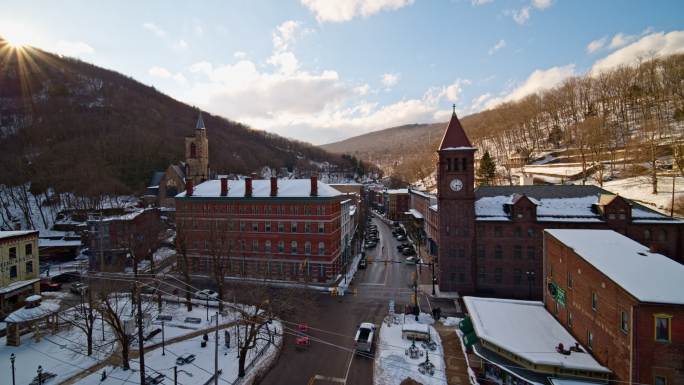 吉姆·索普鸟瞰图，这是宾夕法尼亚州阿巴拉契亚山脉格罗夫的一个历史小镇，在一场冬季风暴后被雪覆盖。